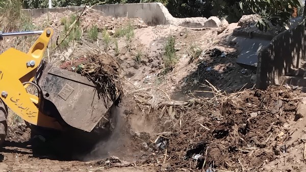 محافظ أسيوط: مواصلة رفع نواتج تطهير الترع بقرية النواميس بالبداري لتحسين البيئة والخدمات