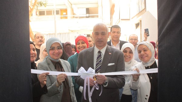 دعماً للإبداع الطلابي.. جامعة أسيوط تنظم معرض «بين يدي أمي»