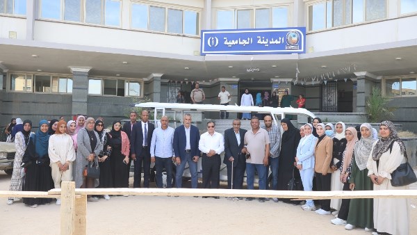 جامعة قنا تخصص حافلة كهربائية صديقة للبيئة لنقل طالبات المدن