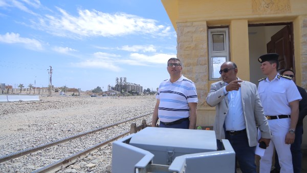 المحافظ يجرى جولة بمدينة قنا الجديدة لتفقد مجمع المواقف والمزلقان