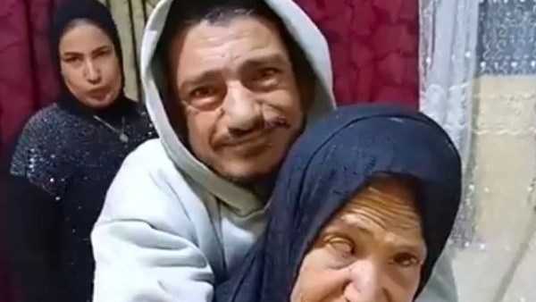 سيدة بورسعيد.. حكاية أم حملت ابنها 45 عاما حتى وصلت قصتها للعالم| شاهد