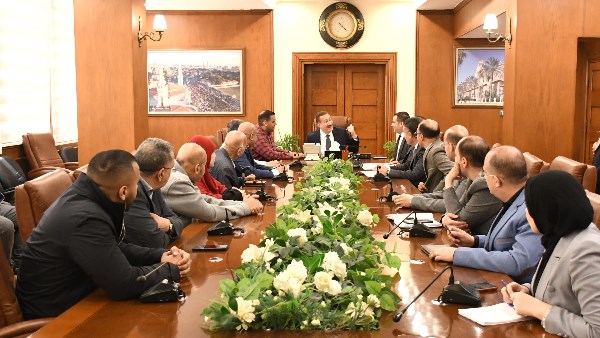 محافظ بورسعيد يوقع عقود تمليك أراض لـ 4 مصانع دعمًا للصناعة