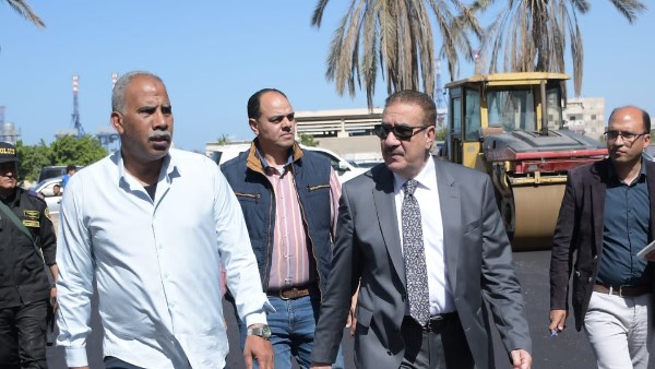 نقلة نوعية لأهالي الضواحي..محافظ بورسعيد يتفقد سير أعمال تطوير 30 عمارة بفاطمة الزهراء”|شاهد