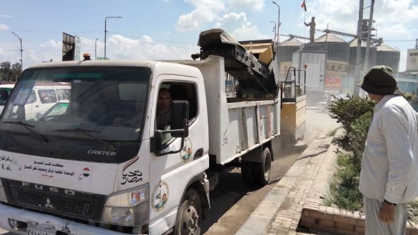 تكثيف حملات النظافة ورفع المخلفات بشوارع حي غرب كفر الشيخ| صور