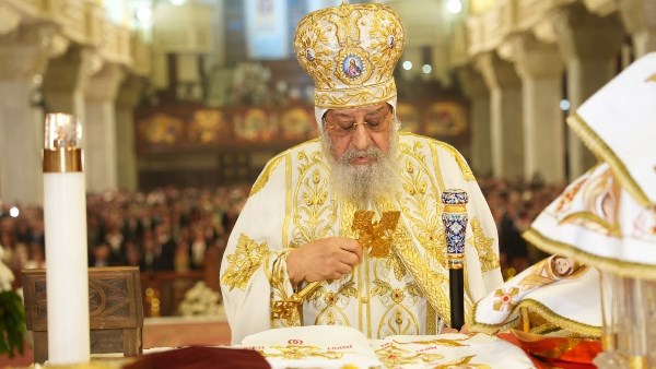 بحضور البابا تواضروس.. أجواء روحانية مبهجة من قداس القيامة بالعباسية| فيديو