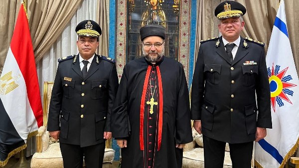 الخورأسقف بولس ساتي يستقبل المهنئين بعيد القيامة المجيد.. صور