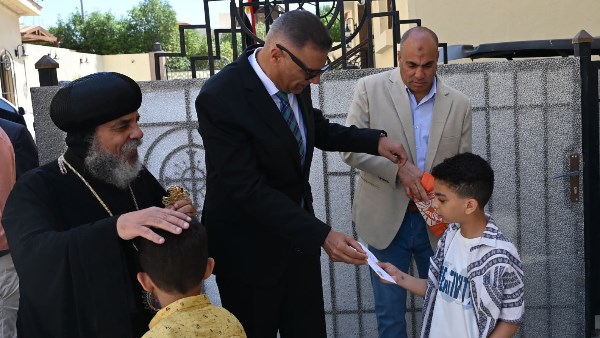 لفتة إنسانية مؤثرة.. محافظ جنوب سيناء يوزّع «العيديات» على الأطفال داخل الكنيسة