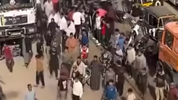 طلعوهم من تحت العربية.. نقل تدهس سباك ونجل شقيقه في كرداسة| صور