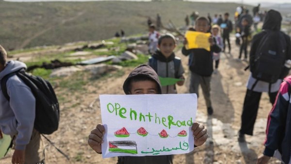 تعليم تحت الحصار.. مستوطنون يقطعون طريق التلاميذ الفلسطينيين بالأسلاك الشائكة