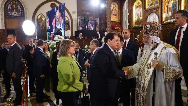 قوة النسيج الوطني.. محمد أبو العينين يهنئ البابا تواضروس والأقباط بعيد القيامة