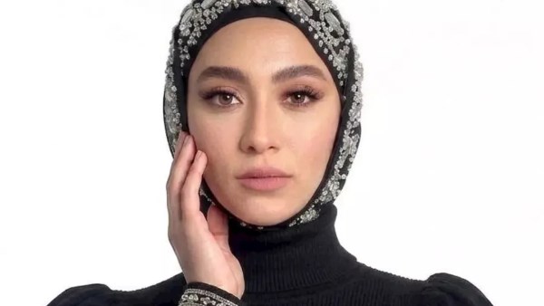 «احتشامك لا ينقص من أناقتك».. زيزي عادل تلفت أنظار مُتابعيها بالحجاب