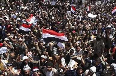 متظاهرون يمنيون يطالبون جماعة “أنصار الله” بمواصلة العمليات العسكرية ضد إسرائيل والولايات المتحدة