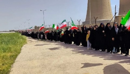 سلاسل بشرية حول جسور ومحطات طاقة بإيران قبيل انتهاء مهلة ترامب..