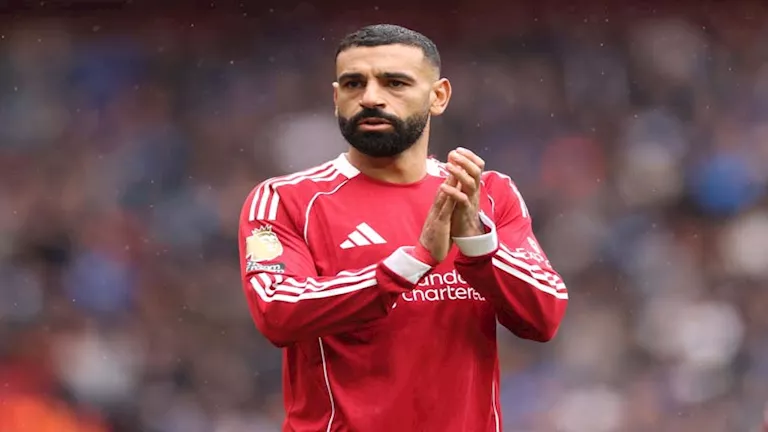 بعد الغياب.. محمد صلاح يعود لمطاردة أساطير ليفربول أمام أستون فيلا