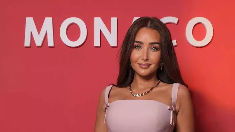 “باربي”.. هنا الزاهد تتألق بإطلالة أنيقة في مهرجان كان