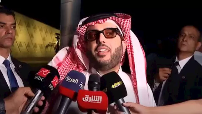 تركي آل الشيخ يواصل الترويج لموقعة أوسيك وفيرهوفن في أهرامات الجيزة