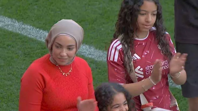 حضور عائلي ورسمي في وداع محمد صلاح بختام رحلته مع الريدز