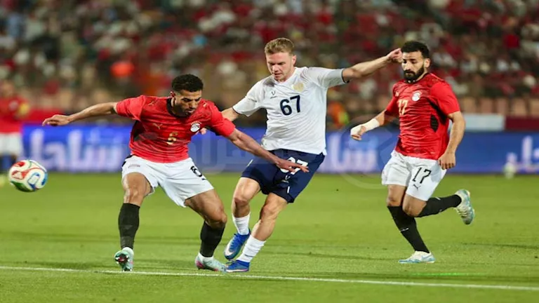 صورة ترصد حكم مباراة مصر وروسيا بكاميرا في الملعب | مصراوي