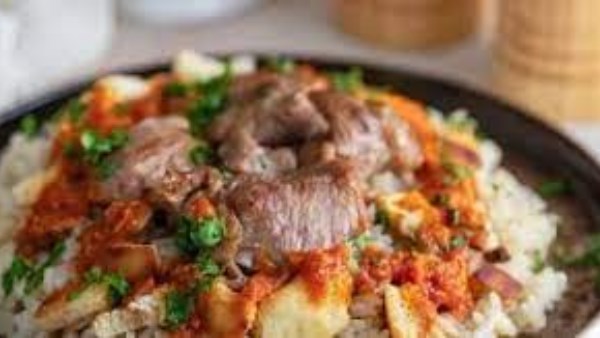 الفتة المصرية بالخل والثوم.. وصفة شرقية بطعم البيوت الأصيلة