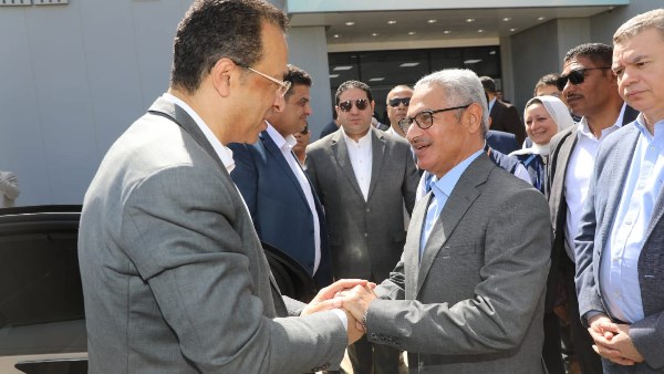 محافظ بني سويف يستقبل وزير الاتصالات في مستهل زيارته لمنطقة كوم أبو راضي الصناعية
