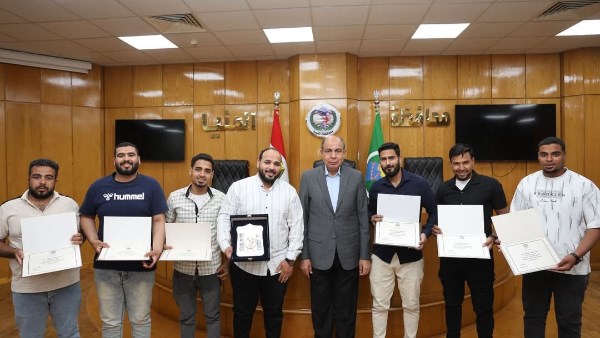 محافظ المنيا يكرم المتطوعين في تطوير قاعات الديوان العام