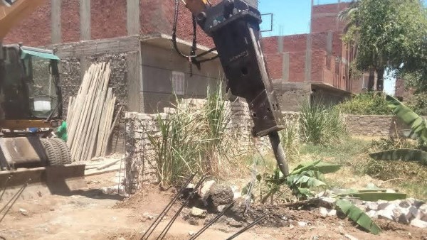 محافظ أسيوط: إزالة 50 حالة تعد واسترداد 11 فدانًا و3380 متر مربع