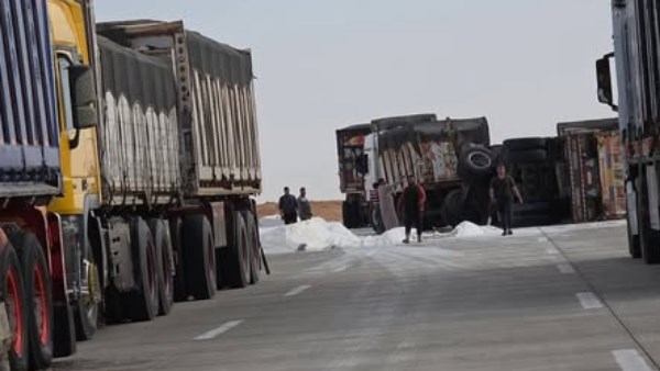 انقلاب سيارة محملة بالملح في طريق مطروح سيوة