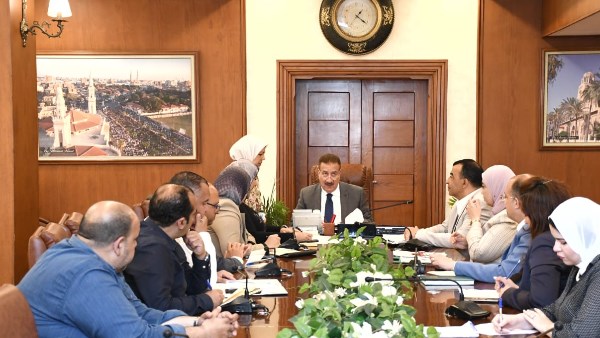 محافظ بورسعيد يسلم مساعدات مالية لعدد من الأسر الأولى بالرعاية
