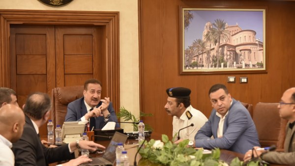 محافظ بورسعيد يبحث مقترحات تخطيط الشوارع الرئيسية مروريا وإقامة مهدئات سرعة