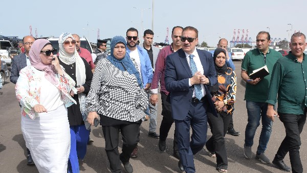 محافظ بورسعيد يتفقد ساحة انتظار الشاحنات بطريق اللواء أحمد عبد الله