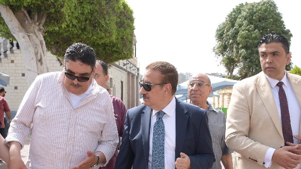 وسط أجواء من البهجة والسعادة.. محافظ بورسعيد يشارك فعاليات اليوم الترفيهي للمسنين