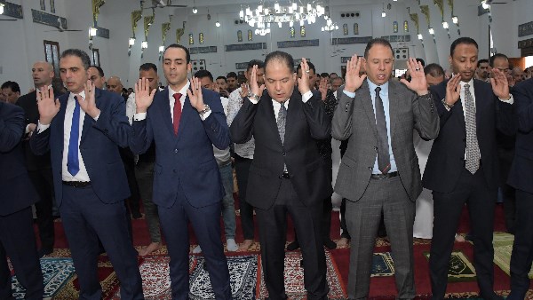 محافظ بورسعيد يؤدي صلاة عيد الأضحى المبارك بالمسجد العباسي.. ويشارك أبناء الباسلة الفرحة