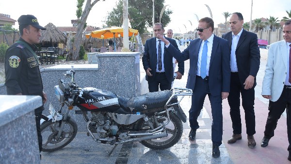 في أولى أيام عيد الأضحى المبارك.. محافظ بورسعيد يتفقد الشاطئ والكورنيش