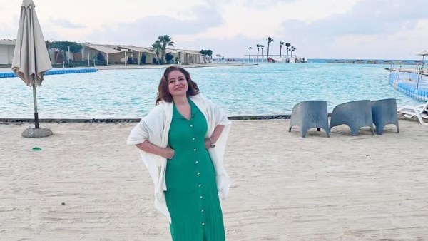 على شاطئ البحر .. إلهام شاهين تحتفل بعيد الأضحى