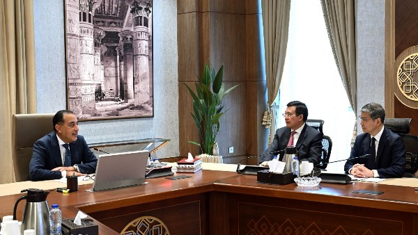 رئيس الوزراء يشيد بمشاركة الشركات الصينية في مشروعات العاصمة الجديدة ويجدد دعم مصر لمبدأ “الصين الواحدة”