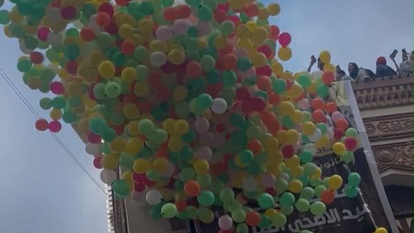 شلالات البلالين تُزيّن سماء البحيرة عقب صلاة عيد الأضحى.. وفرحة الأطفال ترسم البهجة في الساحات|صور