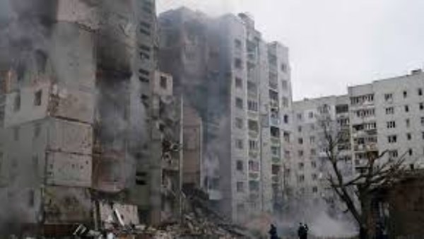 أوكرانيا.. تضرر مبانٍ سكنية جراء هجوم مسيرة في أوديسا