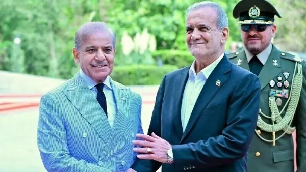 اتصالات لاحتواء التصعيد.. بيزشكيان وشهباز شريف يبحثان وقف الحرب وسط توتر في هرمز