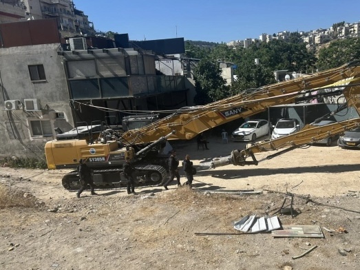 الاحتلال يهدم منزلا ومنشآت ويجرف أراضي في حي البستان