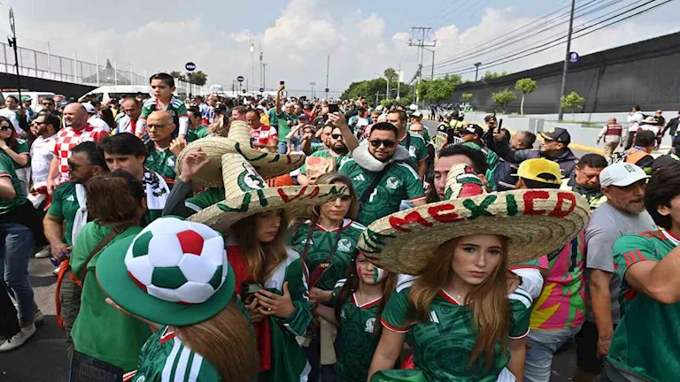 وصول الجماهير المكسيكية إلى ملعب أستيكا 