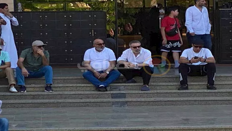 تنفيذًا لوصيته.. إسماعيل فرغلي وصبحي خليل يودعان محمد مرزبان في جنازته | مصراوي