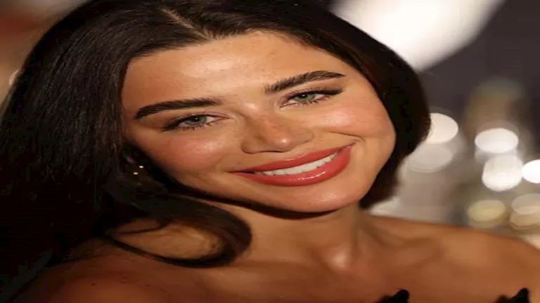 يارا السكري تتألق بفستان فيروزي أنيق بصيحة الكم الواحد | مصراوي