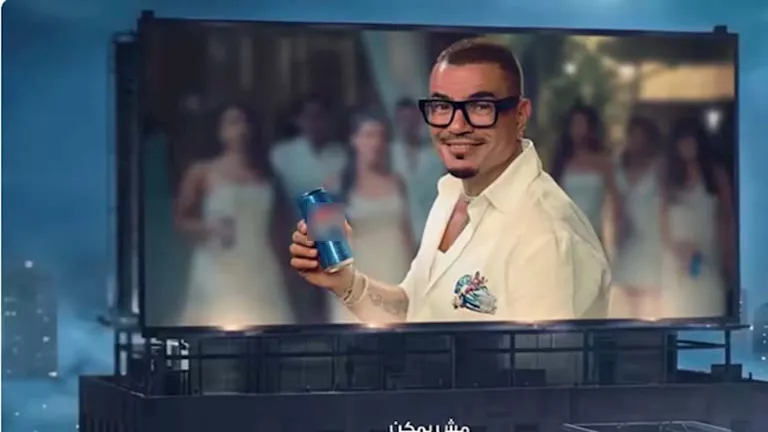 مفاجأة من 2025.. ما سر “اللوك” المكرر لـ عمرو دياب في إعلانه الجديد؟ | مصراوي