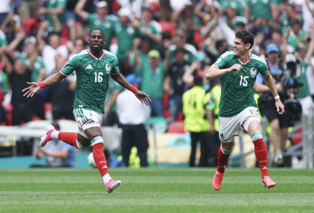 في لقاء البطاقات الحمراء: منتخب المكسيك المستضيف يتجاوز جنوب افريقيا بثنائية