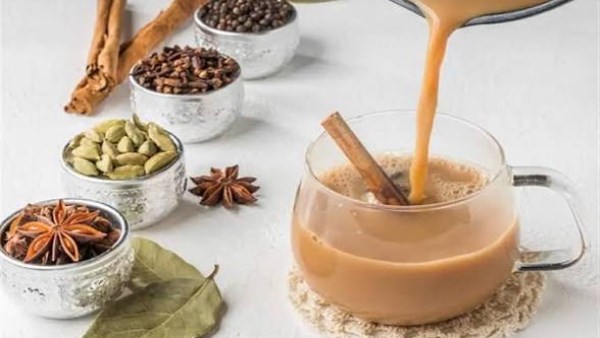 طريقة عمل شاي الكرك الأصلي في المنزل.. مشروب هندي بنكهة خليجية