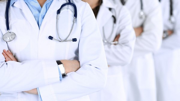 يربك المرضى ويؤخر التشخيص.. هل يمكن الاعتماد على الذكاء الاصطناعي بدلا من الطبيب؟