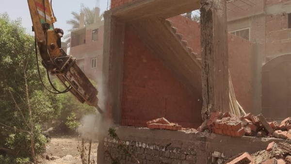 محافظ الجيزة يتابع حملات إزالة مخالفات البناء والتعديات على الأراضي الزراعية بالمراكز والأحياء