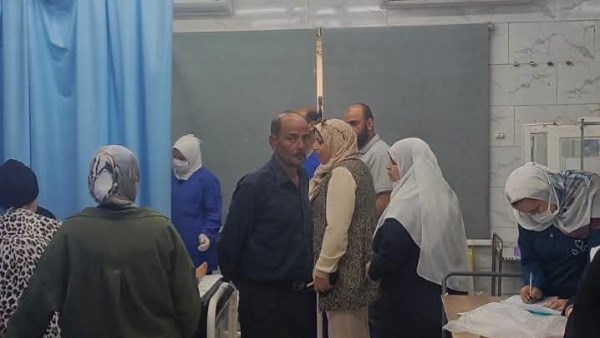 بعد وفاة والدتهم.. رئيس مدينة قويسنا تطمئن على حالة الطفلتين مصابي حادث الطريق الزراعى