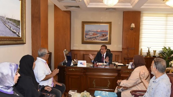 محافظ بورسعيد يستقبل عددًا من المواطنين لبحث شكاواهم .. ويوجه بسرعة فحص مطالبهم | صور