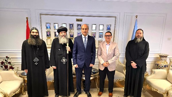 الأنبا بيجول يزور ديوان عام محافظة أسيوط ويلتقي المحافظ في أجواء من المحبة والتعاون